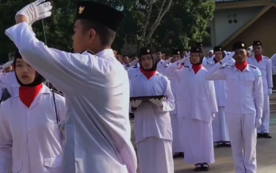 Kolaborasi Lintas SATKER AUM dalam Upacara peringatan HUT RI Ke-78 yang dilaksanakan di Lapangan Masjid Prof. Dr. Hamka